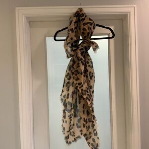 Beautiful lightweight women’s wrap/scarf from Vilagallo